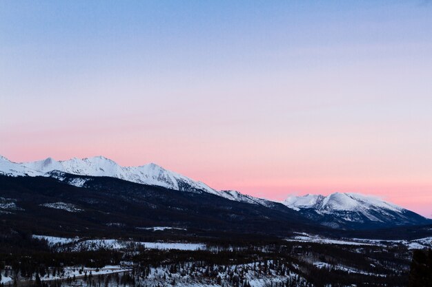 Área de esqui de Breckenridge ao nascer do sol no inverno.