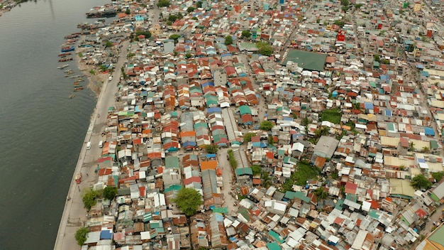 Área de favela em manila, filipinas, vista superior, muito lixo na água