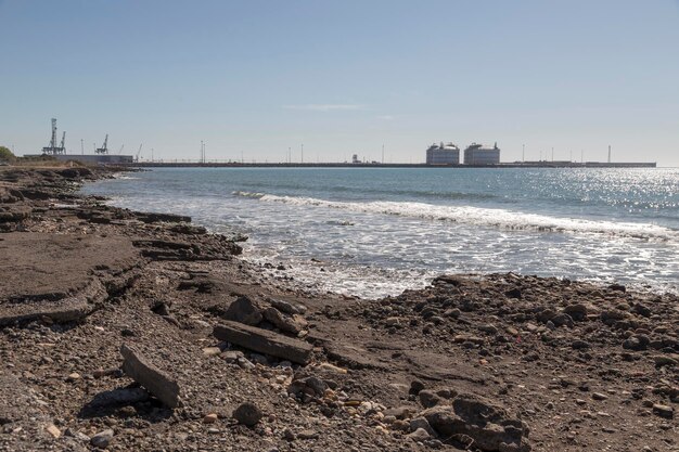 Área de posto de gasolina no porto de Sagunto visto do marjal del moro Valencia Espanha