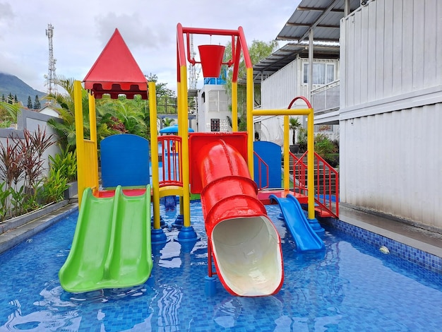 Área de recreação infantil na piscina