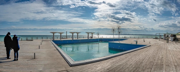 Área de relaxamento com piscina na praia