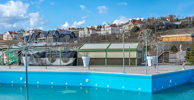 Área de relaxamento com piscina na praia