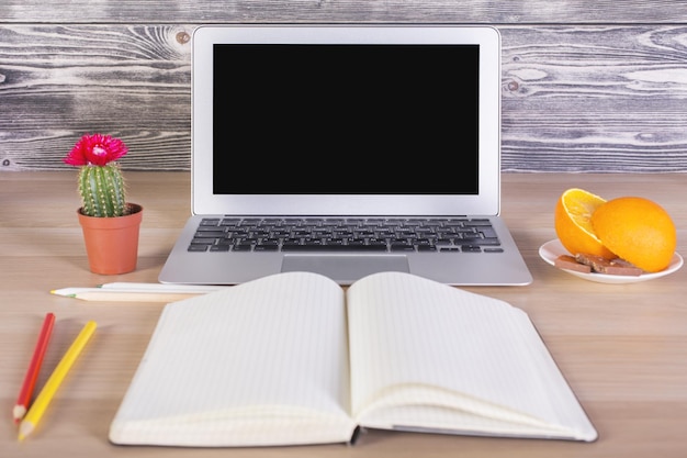 Área de trabalho com laptop e comida