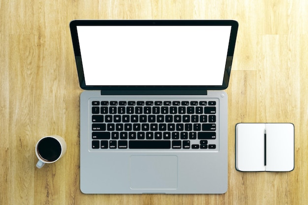 Área de trabalho de designer com laptop branco