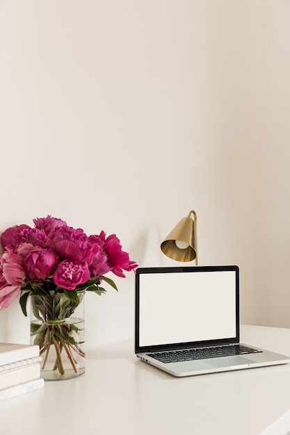 Área de trabalho de mesa com cópia em branco simulada na tela do laptop