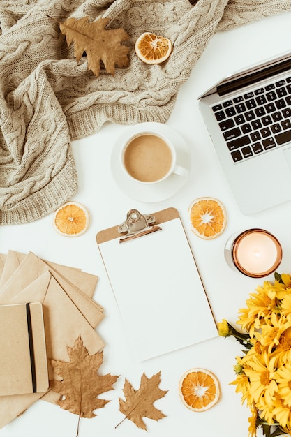 Área de trabalho de mesa de escritório em casa plana leigos com área de cópia em branco área de transferência, buquê de flores, xícara de café, cobertor, envelopes, folhas em branco