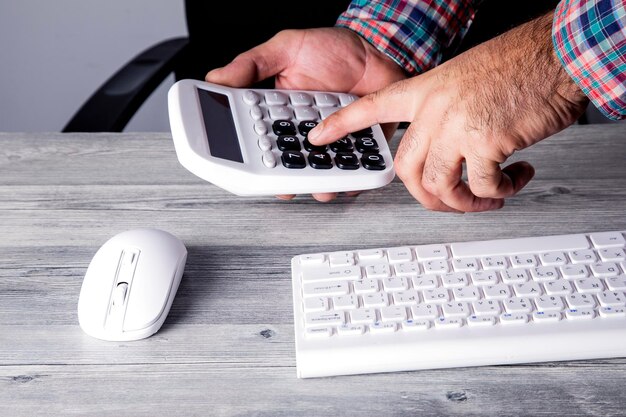 Área de trabalho de negócios com laptop tablet plano