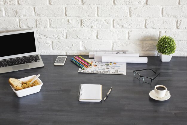 Área de trabalho do escritório com ramen