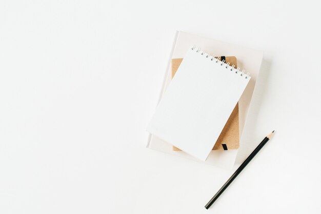 Área de trabalho minimalista de mesa de escritório com notebook em branco