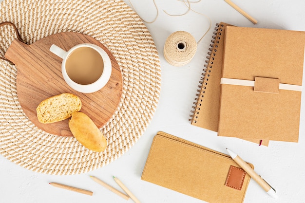 Área de trabalho minimalista estilizada com cor orgânica estacionária, xícara de café