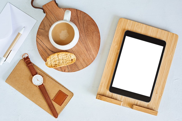 Área de trabalho minimalista estilizada com papel de carta de cor orgânica, xícara de café, bloco de notas