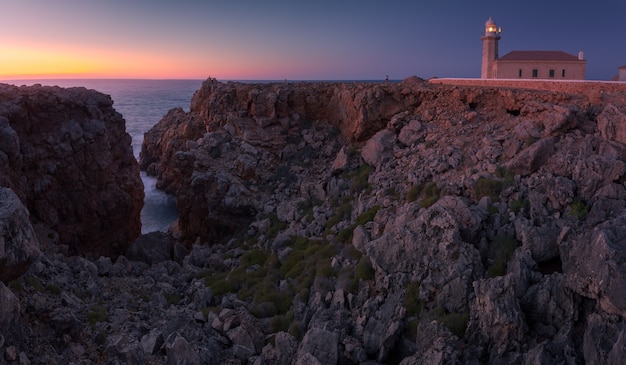 Área del faro 'Punta Nati' en la costa oeste de la isla de Menorca, España.