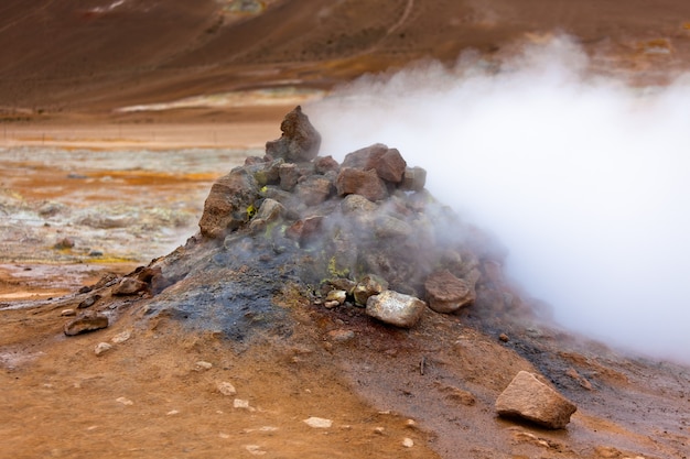 Área geotérmica caliente Hverir, Islandia. Tiro horizontal