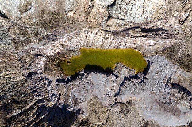 Área minera industrial abandonada Vista de un dron de una mina a cielo abierto Fotografía aérea de un lago artificial