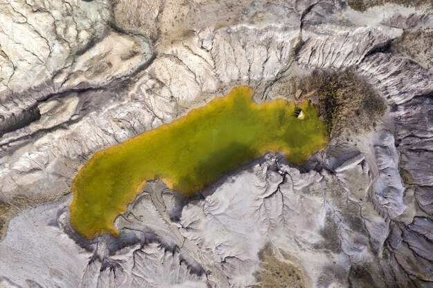 Área minera industrial abandonada Vista de un dron de una mina a cielo abierto llena de agua Fotografía aérea de un lago artificial