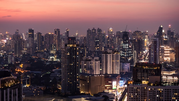 Área de negocios en Bangkok, Tailandia, que muestra edificios en tiempo crepuscular