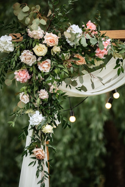 Área para cerimônia de casamento com flores secas em um prado em uma floresta de pinheiros castanhos