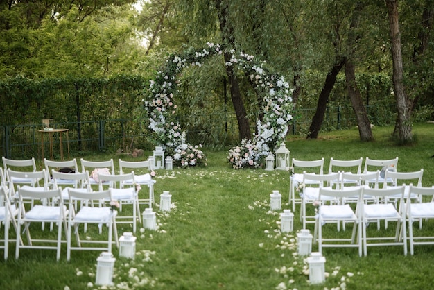 Área para cerimônia de casamento com flores secas