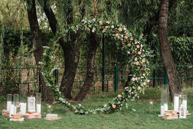 Área para cerimônia de casamento, decoração com cadeiras em arco