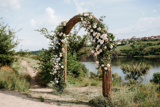 Área para cerimônia de casamento, decoração com cadeiras em arco