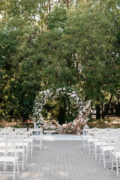 Área para cerimônia de casamento, decoração com cadeiras em arco