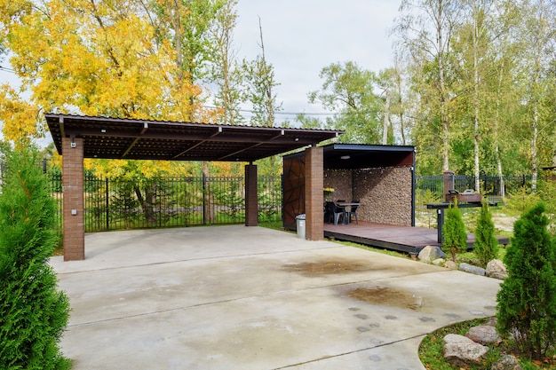 Área de picnic con parrilla y mesa y sillas.