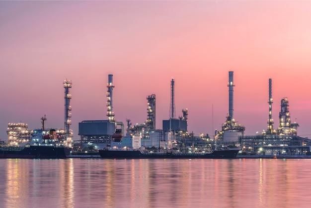 Área de la planta de refinería en la mañana del crepúsculo