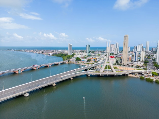 Área de puente fotográfico en Boa Viagem con edificios en la ciudad de Recife, pernambuco, brasil.
