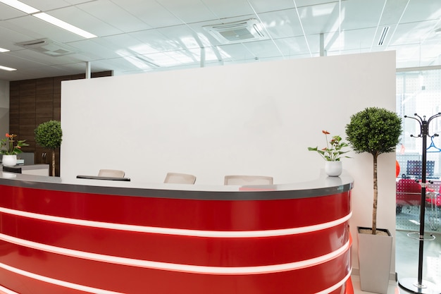 Área de recepción para visitantes de la oficina moderna con interior rojo-blanco