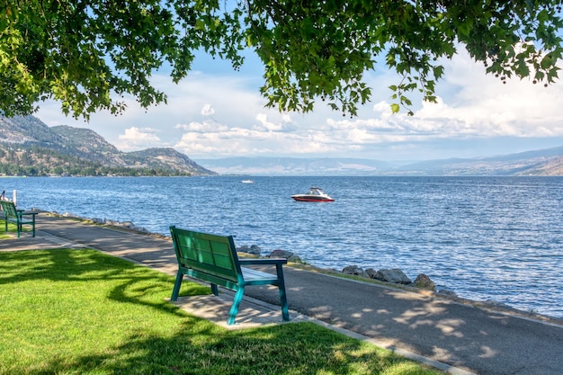 Área de recreación a lo largo de una pasarela frente al mar en el lago Okanagan