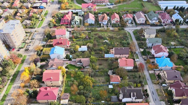 Área residencial da cidade em casas de paisagem urbana aérea em pequena cidade no campo uzhhorod uk