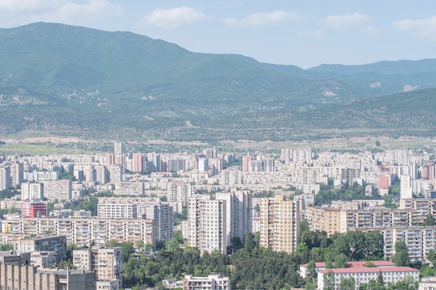 Área residencial de Tbilisi com edifícios de vários andares em Gldani e Mukhiani