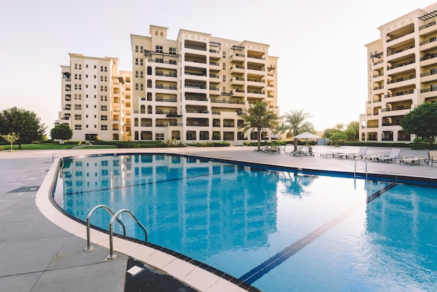 Área residencial e piscina de Al Hamra