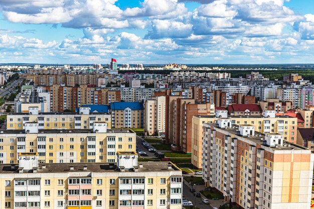 Área residencial moderna de vários andares. Crédito hipotecário para uma jovem família. Bielo-Rússia. Soligorsk.