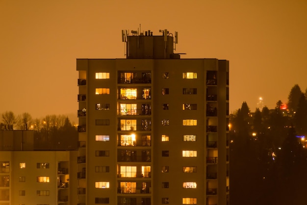 Área suburbana en luces en la noche de invierno