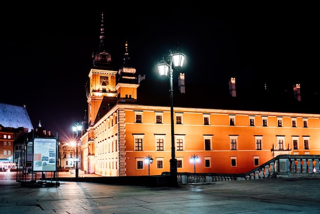 Área turística da cidade velha à noite Warshawa Polônia