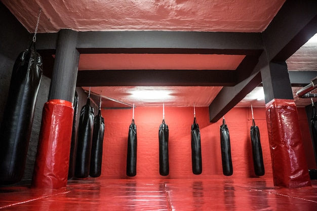 Área vermelha de boxe com sacos de perfuração