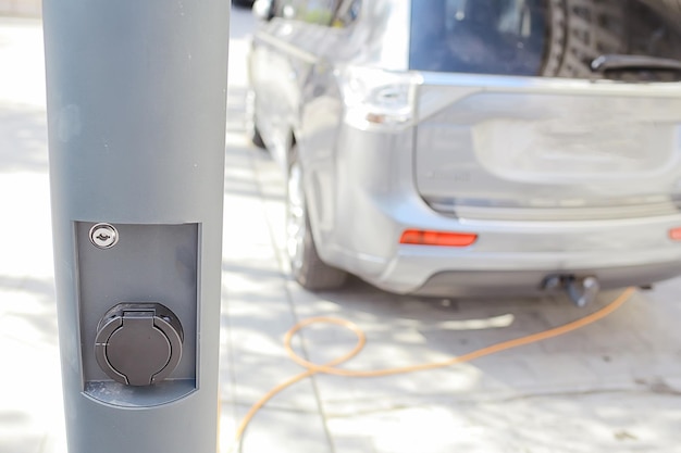 reabastecimiento de combustible de automóviles eléctricos, concepto de energía de transporte verde de tecnología en la ciudad