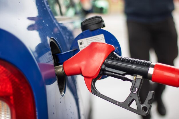 Foto reabastecimiento de combustible en una gasolinera