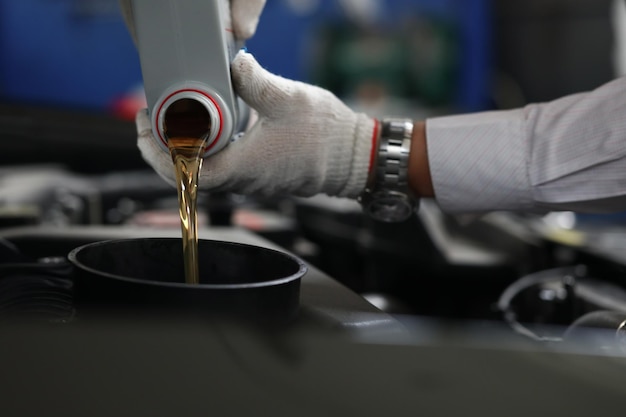 Foto reabastecimiento de combustible mecánico automático y vertido de aceite en el motor del automóvil ia