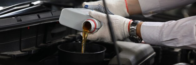 Reabastecimiento de combustible y vertido de aceite de calidad en el motor del automóvil
