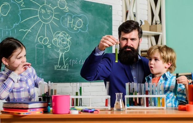 Reacción química fascinante Profesor y alumnos tubos de ensayo en el aula Clases escolares interesantes Educación escolar Experimento de química escolar Explicar la química a los niños Clubes después de la escuela