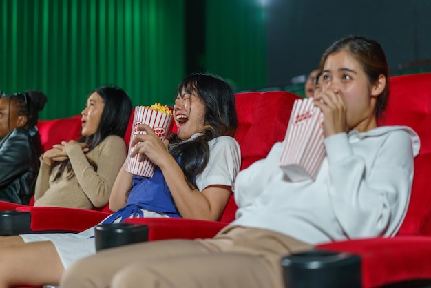 Foto reacción sorprendentemente escalofriante a una película de terror en el cine