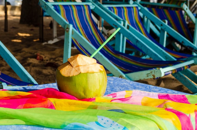 Readytodrink coco coco verde fresco con tumbonas de playa