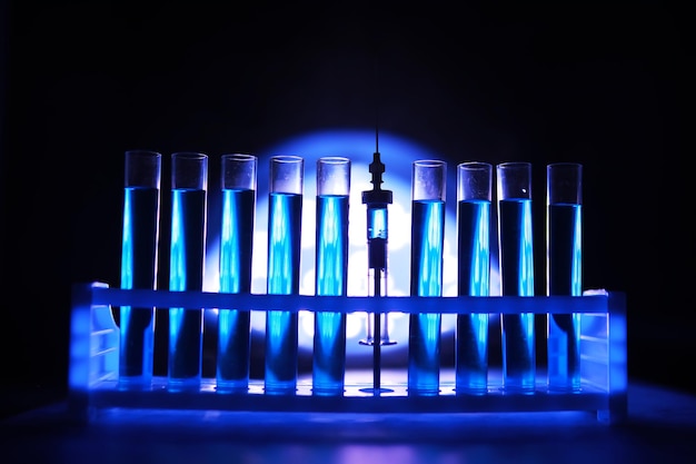 Reagenzglas aus Glas läuft über neue flüssige Lösung Kaliumblau führt eine Analyse durch Reaktion nimmt verschiedene Versionen Reagenzien mit chemischer Pharmazie Krebsherstellung .