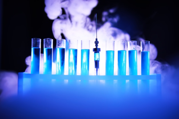 Reagenzglas aus Glas überläuft neue flüssige Lösung Kaliumblau führt eine Analysereaktion durch nimmt verschiedene Versionen von Reagenzien mit chemisch-pharmazeutischer Krebsherstellung.