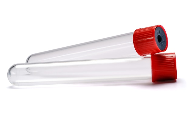 Reagenzglas mit rotem Stopfen isoliert auf weiß.