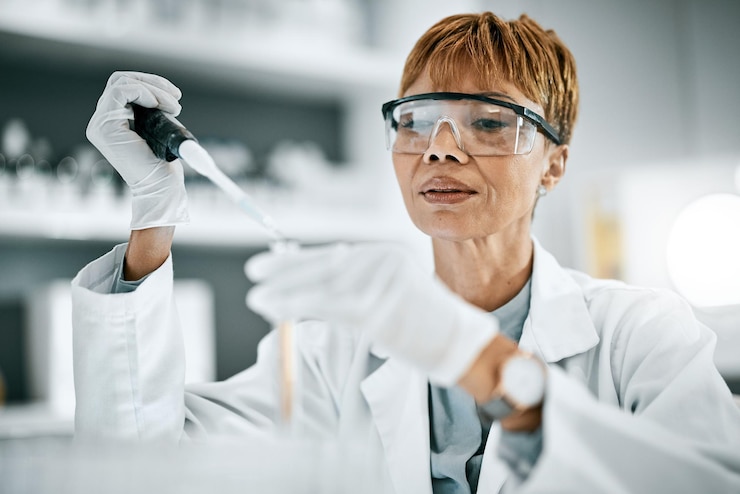 Foto reagenzglaswissenschaft und schwarze wissenschaftlerin in der laborforschung analyse und chemie vision sicherheit und fokus flüssigkeitsuntersuchung der chemischen lösung oder medizinische studienfachperson oder expertin