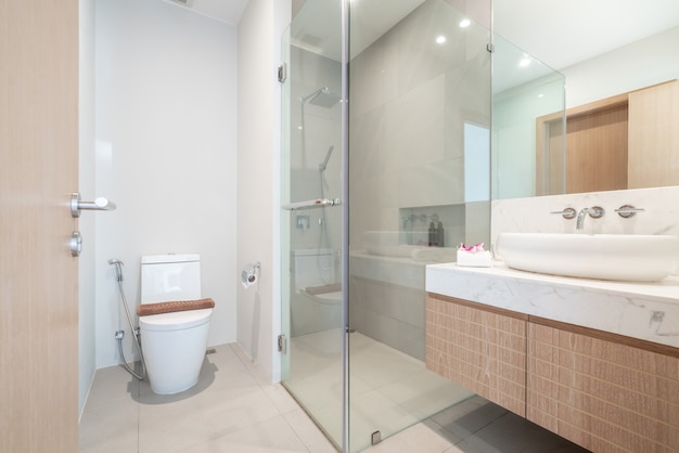 Reales luxusschönes innenbadezimmer kennzeichnet bassin, toilettenschüssel