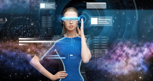 realidad aumentada, ciencia, tecnología futura y concepto de personas - hermosa mujer con gafas 3D futuristas con proyección de gráficos virtuales sobre fondo espacial